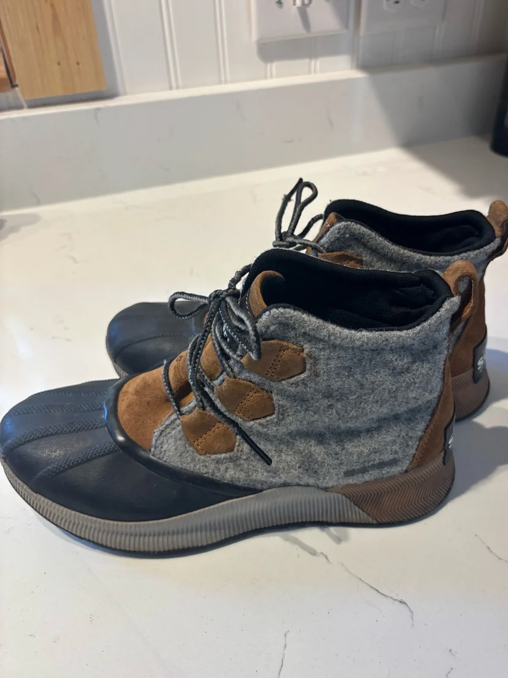 Sorel Women’s Gray Wool & Brown Suede Lace-Up Boots